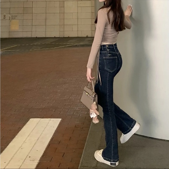 Flare jean with backside buttons - Picture 2 of 6